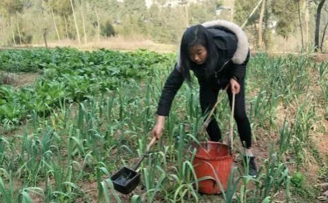 感动!四川17岁留守孝顺女孩,背着奶奶去看病…