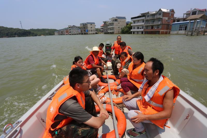 紧急救援!火箭军96713部队官兵 第一时间疏散被洪水围困村民