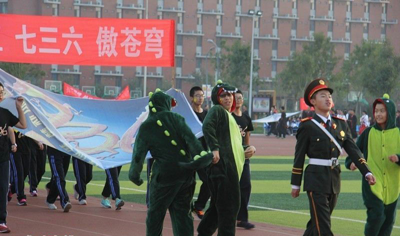 中国最牛高中逆天运动会入场式 大玩穿越秀