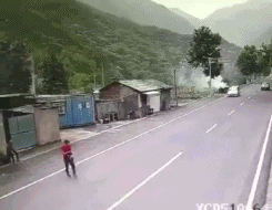 搞笑gif图:新娘子的出场方式,还真是特别啊