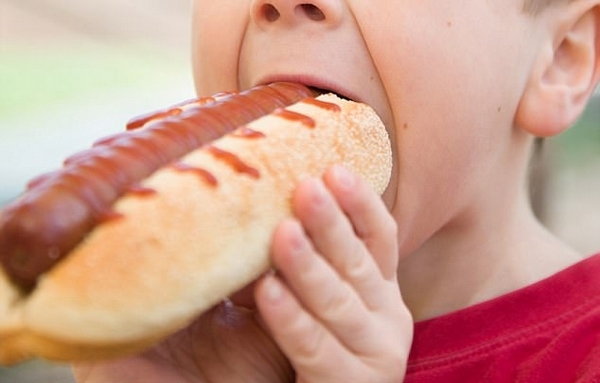 太激动?土耳其9岁男孩咬一口热狗后心脏骤停 太激动?土耳其9岁男孩咬一口热狗后心脏骤停