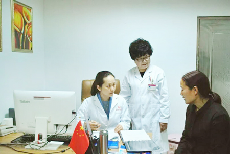 顺德东方女子医院院长身穿白大褂手掌明灯,心