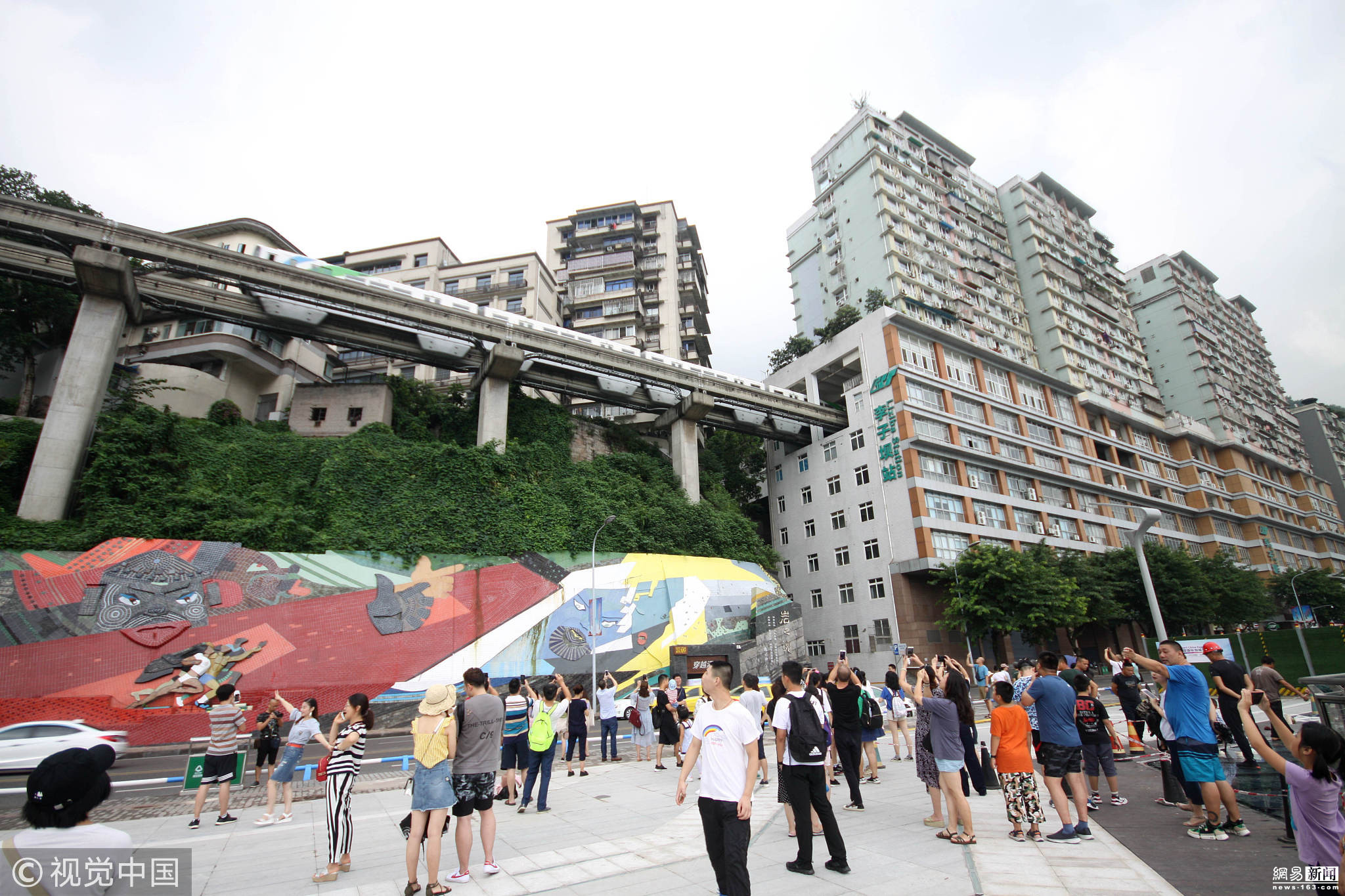 重庆"轻轨穿楼"观景平台试开放可容纳5千人