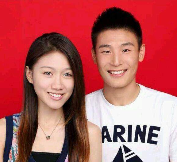 国足太太团添新!韦世豪成功求婚美艳女友 这姿