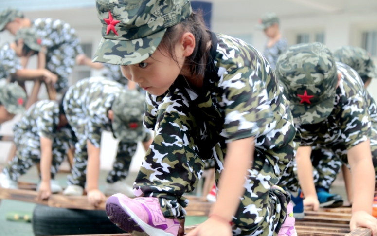 该园82名娃娃新兵和家长共同参与了“童心向党 喜迎十九大——我的国防梦从六岁开始”娃娃新兵入伍仪式。仪式结束后，娃娃兵在官兵们带领下，学习了升旗仪式礼、队列训练、内务整理等。娃娃兵在官兵们带领下，完成了冒险岛游戏挑战赛。