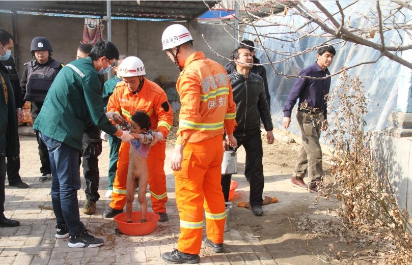 在破拆时混凝土块砸到孩子造成二次伤害;随后选择在粪坑边缘安全位置