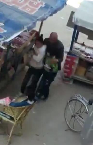 2017年4月7日报道,河南一摆摊老人疑利用零食占女孩便宜.