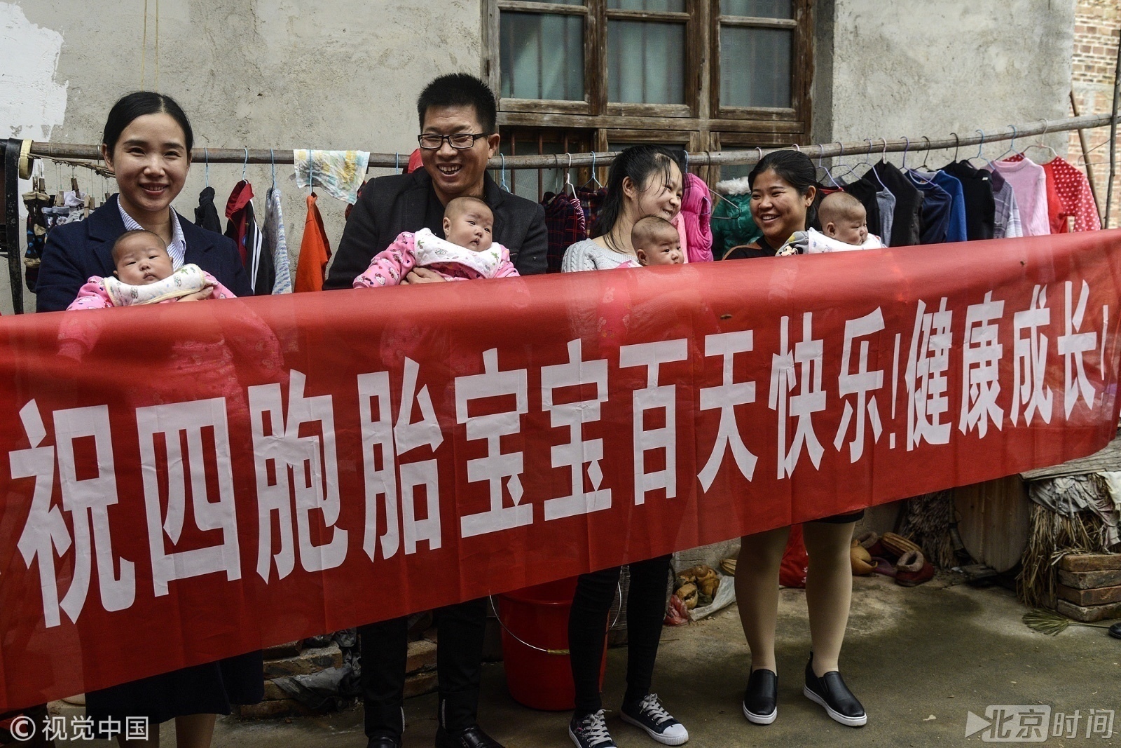 江西赣州四胞胎姐妹过百天 以“冰清玉洁”为名