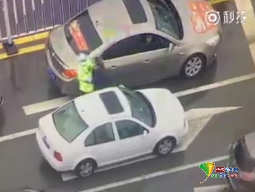 嚣张男子开报废车被拦殴打女辅警 抢走证件后逃离