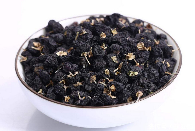 黑枸杞好还是红枸杞好,它们区别在哪里,黑枸杞