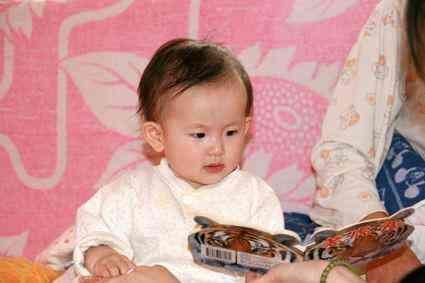 1岁宝宝看书好处多!妈妈要让宝宝看这几类书!