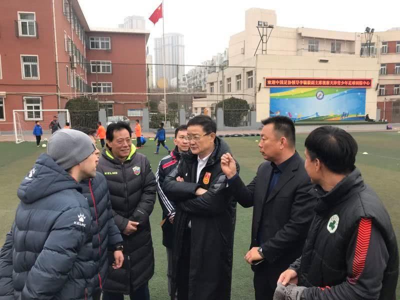 李毓毅视察天津足球青训中心:中国球员技术没