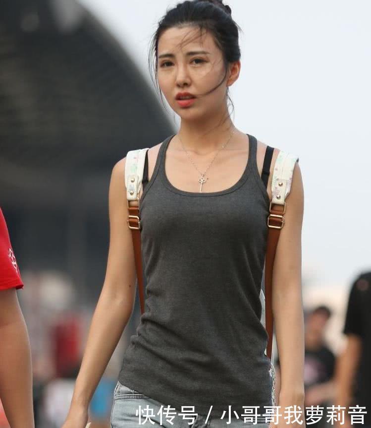 路人街拍:淑女姐姐参加活动,紧身吊带小热裤,大