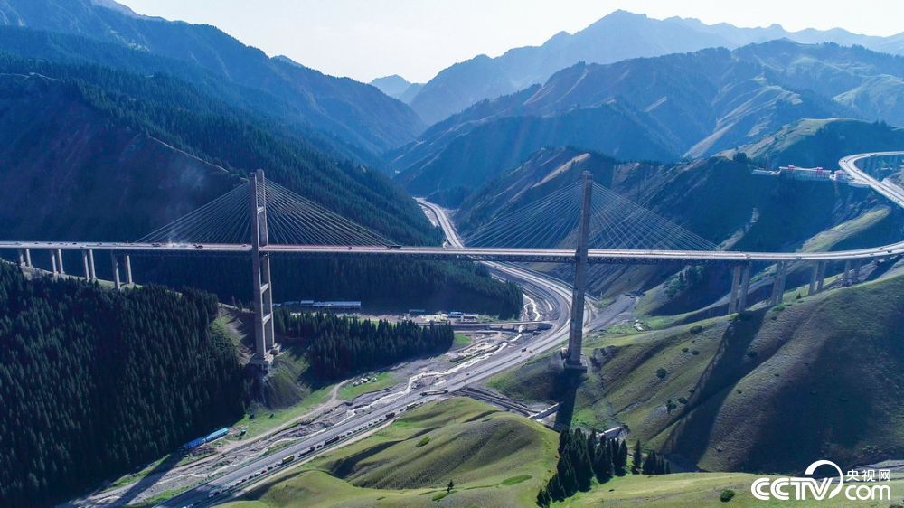 俯瞰果子沟大桥，呈S行蜿蜒山间，多处隧道穿山而过，十分壮观。