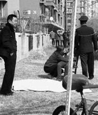 母亲正做饭 沈阳一17岁高三女生跳楼自杀身亡 母亲正做饭 沈阳一17岁高三女生跳楼自杀身亡