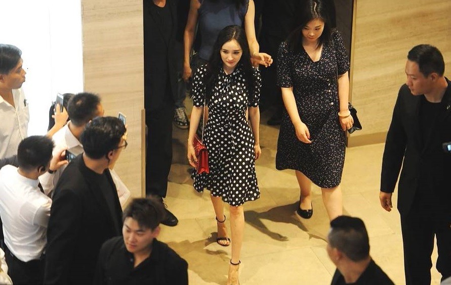 杨幂穿黑白波点裙 脖子前倾又含胸驼背 仪态成