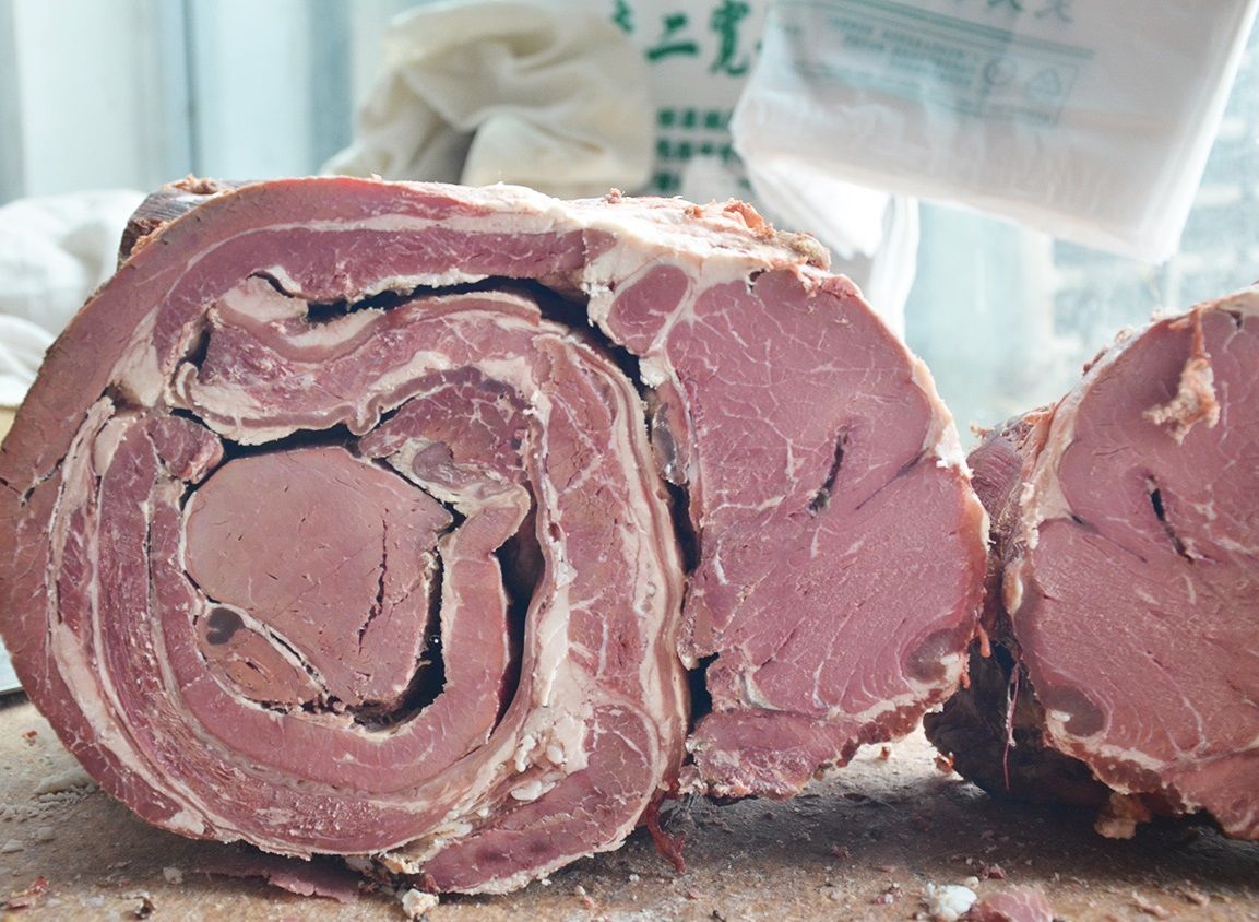 这父子俩在镇上卖牛肉,一锅煮千斤你见过吗?不少人特地绕道来吃