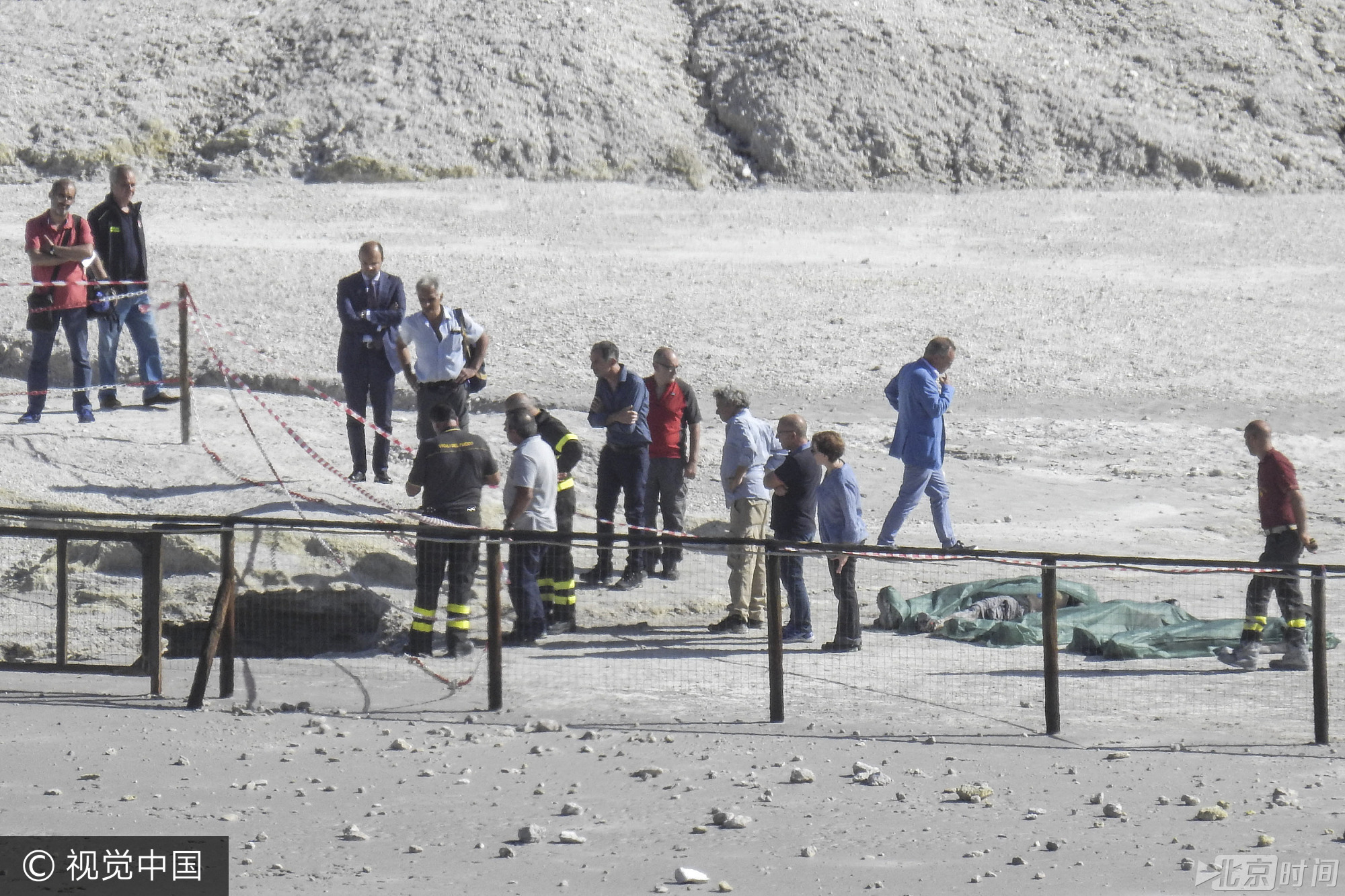 9月12日，意大利索尔法塔拉火山发生意外，一家四口在参观火山期间，11岁长子翻入警戒栏杆内容易地陷的区域，父母尝试救他时也失足坠入火山口，只有在栏杆外的幼子生还。
