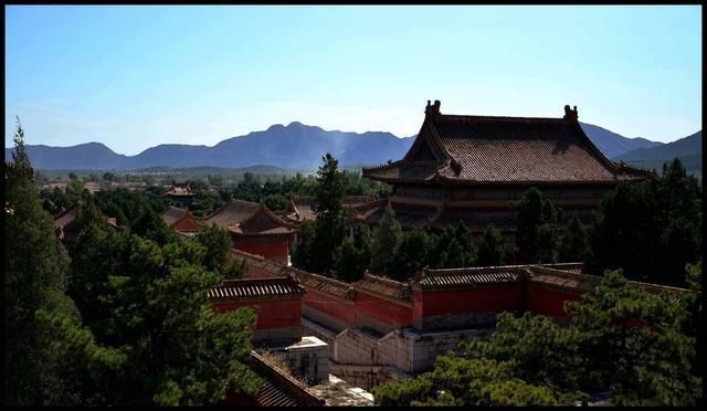 传说顺治皇帝是因为董鄂妃的去世,心中的悲痛难以排解,选择了在五台山