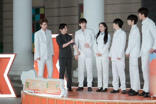 《密室大逃脱》热血收官,何炅领诵《青春》杨幂飙泪