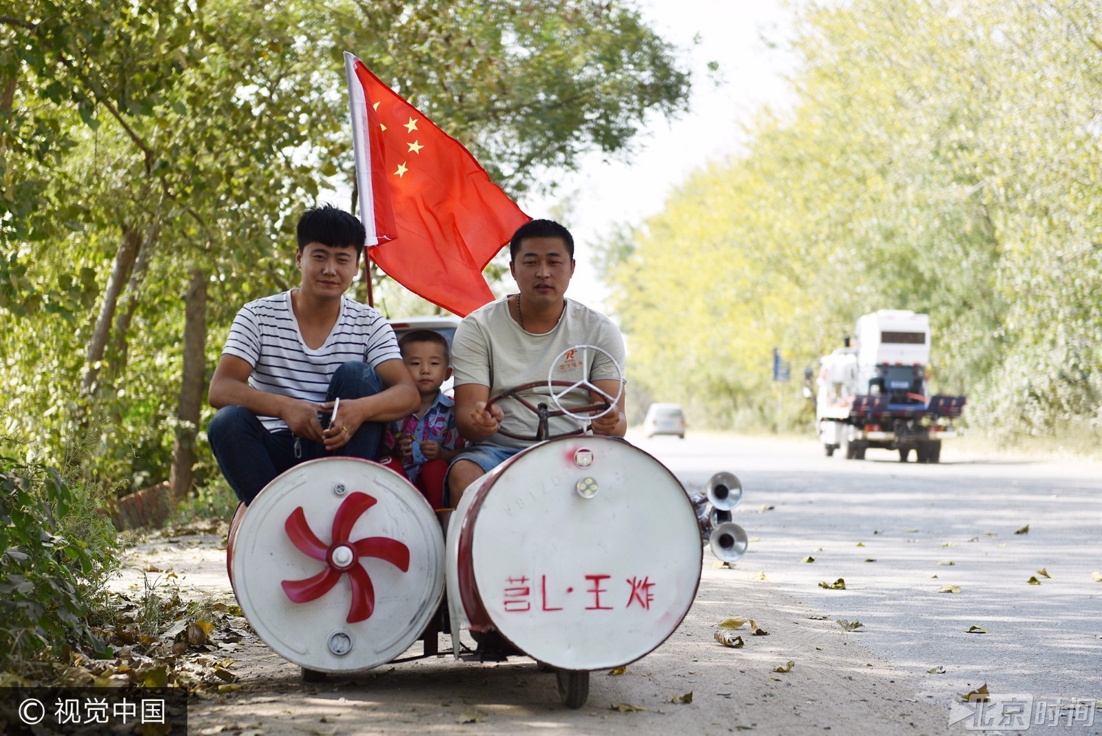 男子用旧油桶制作的电动车 回头率100% 男子用旧油桶制作的电动车 回头率100%