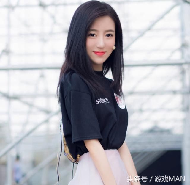 斗鱼女主播呆妹儿微博晒出豪华吃鸡主机,市场