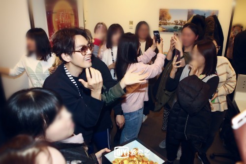 钟汉良入职爱奇艺变身撒糖官 程天佑现场撩妹