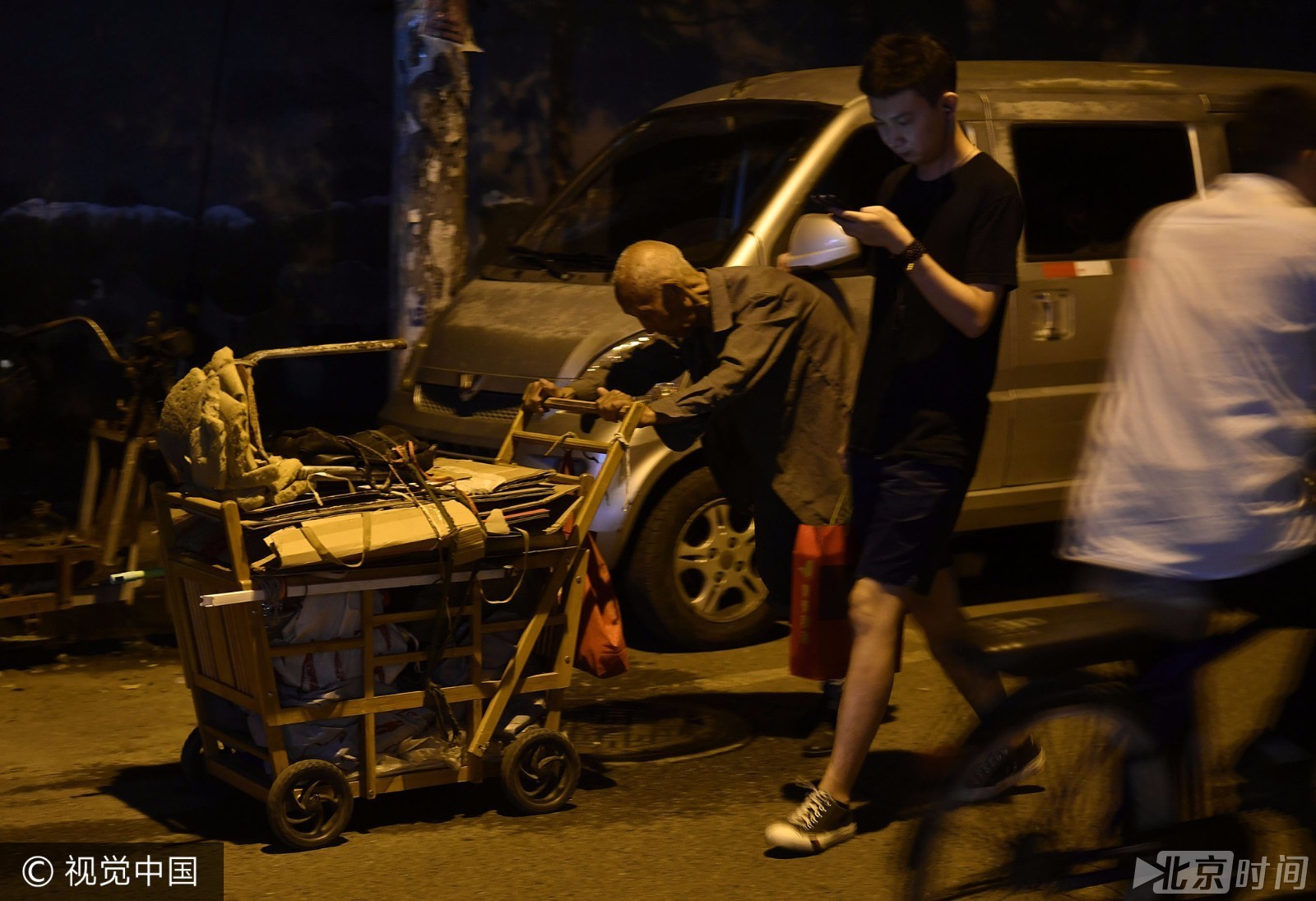 107岁老人大学门口卖鞋垫 每天摆摊5个小时 有人买完再悄悄放回 107岁老人大学门口卖鞋垫 每天摆摊5个小时 有人买完再悄悄放回