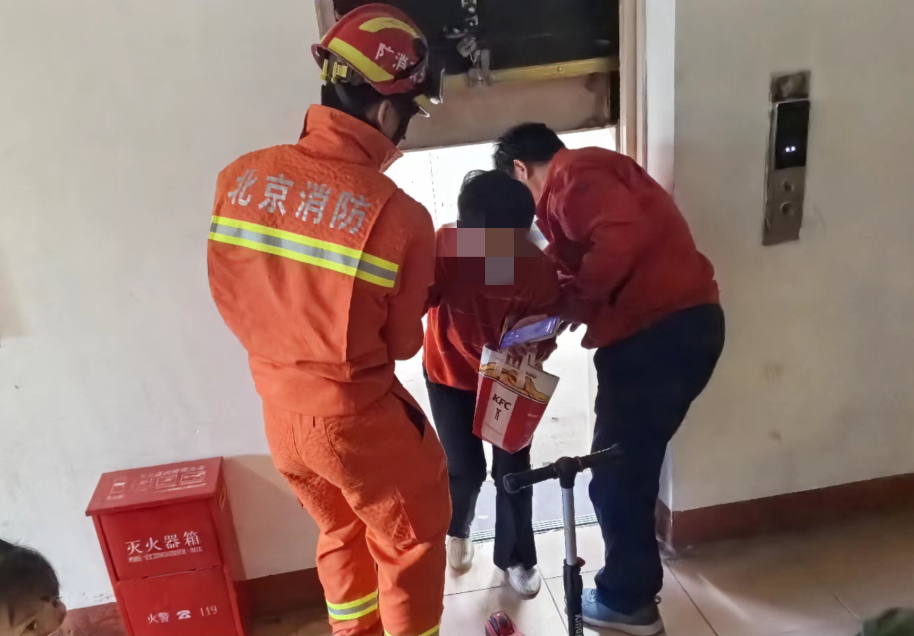 两人被困电梯!消防紧急救援 两人被困电梯!消防紧急救援