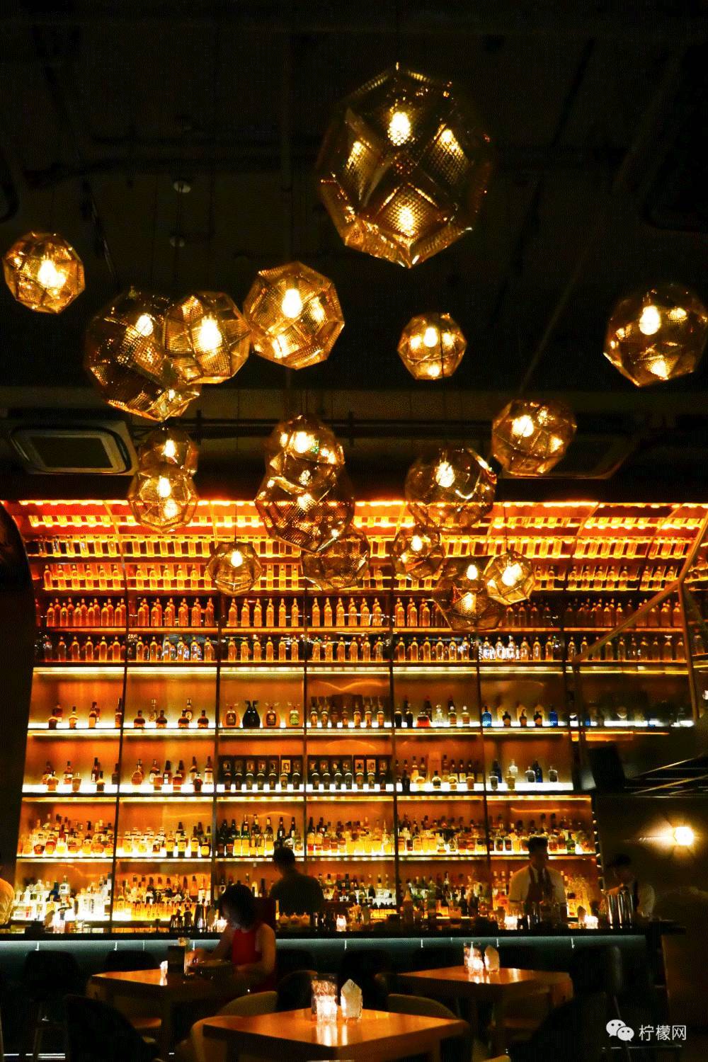 5米高的黄金海浪型酒墙