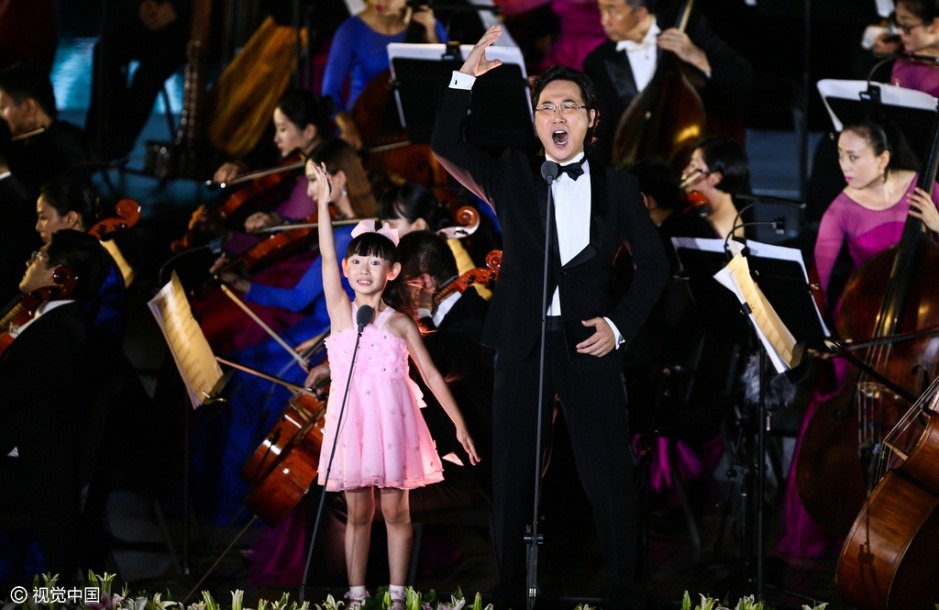 杭州8岁女孩与男中音歌唱家廖昌永合唱《我和我的祖国》，张艺谋亲自选定。