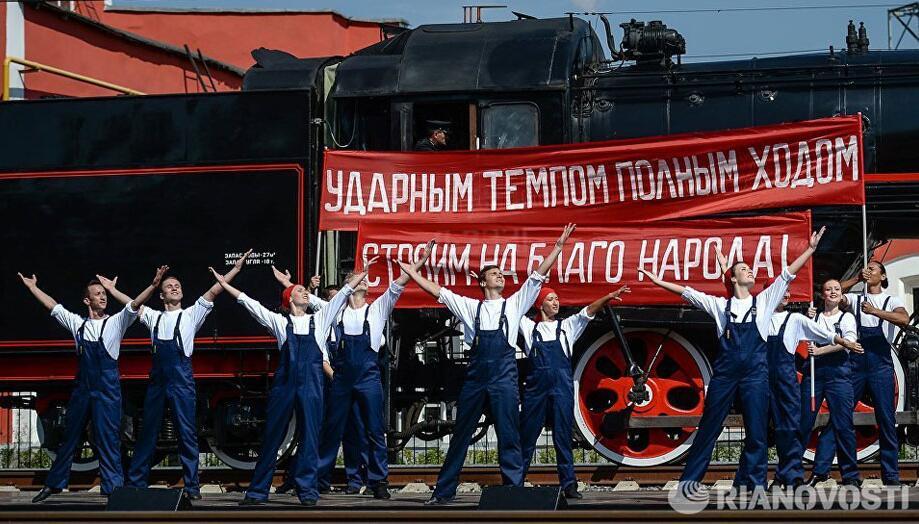 “铁路工人”进行集体表演，标语大意是“全速突击建设为人民谋福利”。