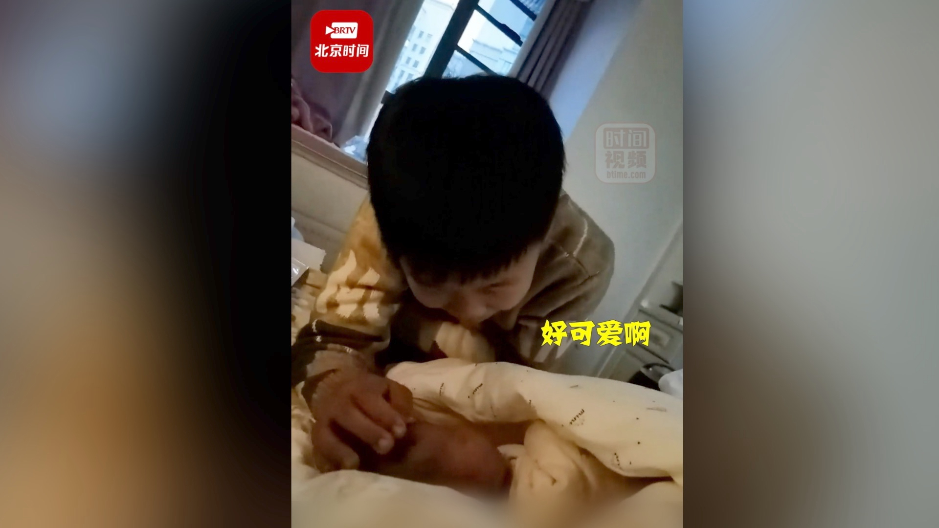 哥哥第一次见刚出生的妹妹 直呼“好可爱啊 我也是有妹妹的人了”