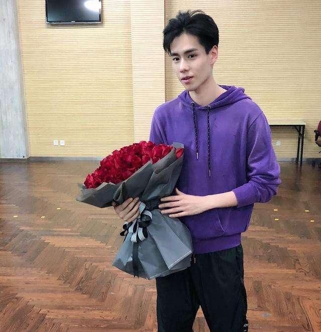 杨洋和王俊凯穿上同样的衣服,模样帅吗?