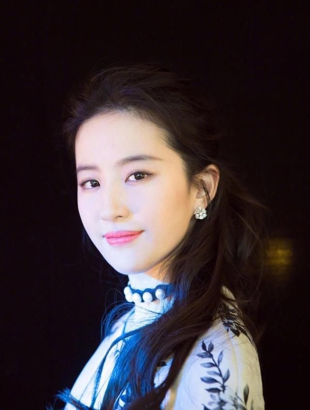 刘亦菲素颜复古刺绣旗袍连衣裙秒杀众女星,谁