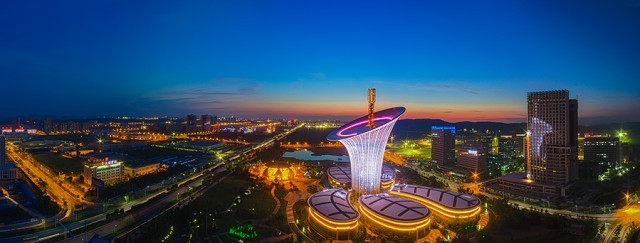 光谷标志性建筑"马蹄莲"畔 】