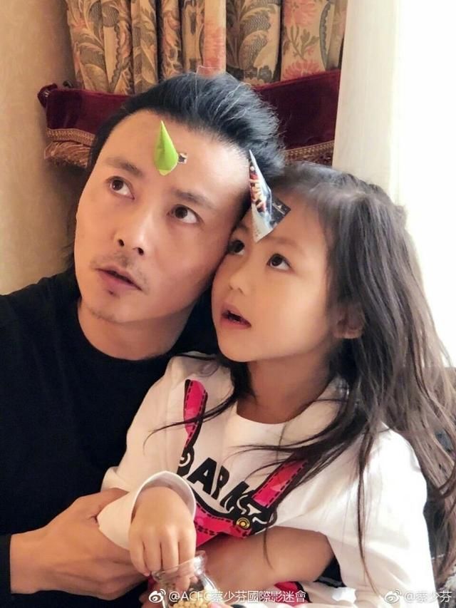 张晋两个女儿来内地录节目,却狂飙英文粤语,蔡