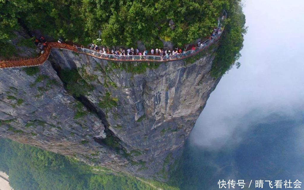 又一名游客景区内跳崖:如果人生太难,不如放过