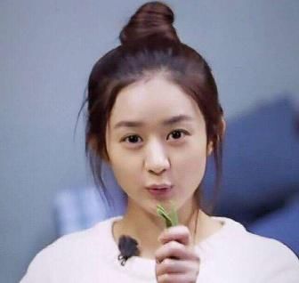 赵丽颖素颜逛超市,看似亲民接地气,收银员的手