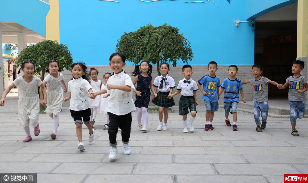 在入学的新生中，有7对双胞胎格外引人注目，其中两对是龙凤胎，可爱的他们非常招人喜爱。