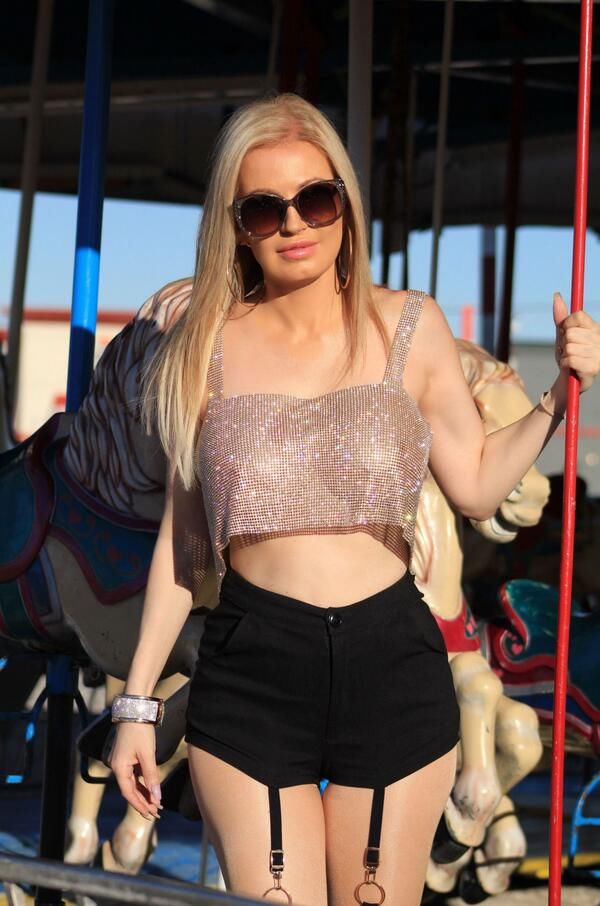 女星贝安娜布拉加现身洛杉矶游乐场,她看起来玩得很开心