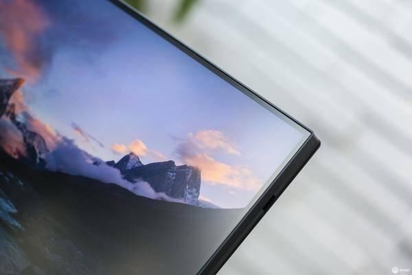 这台小尺寸的明基 SW240 专业摄影显示器,是