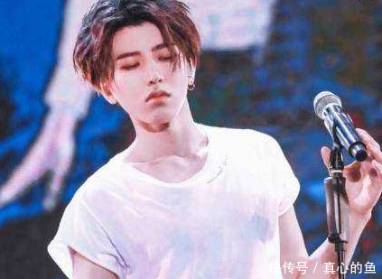 当身高182cm的蔡徐坤和朱正廷同框,谁谎报身