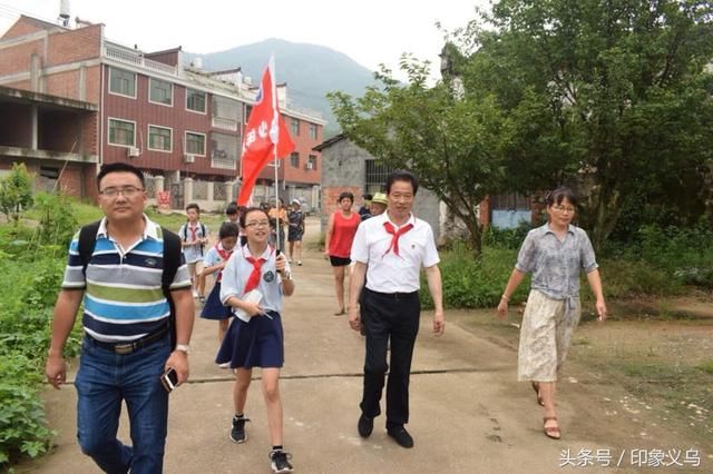 好人楼有德带领小学生访贫问苦 感受献爱心做