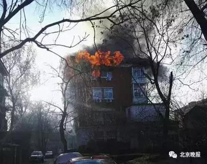 北京一小区着火 来了27辆消防车进不去 北京一小区着火 来了27辆消防车进不去