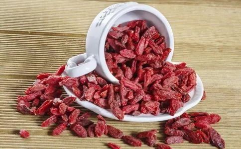 秋季枸杞泡水喝可以减肥么 可以生吃吗