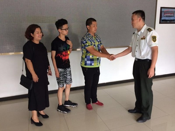 争分夺秒--南宫收费站为考生复读网上报名抢时