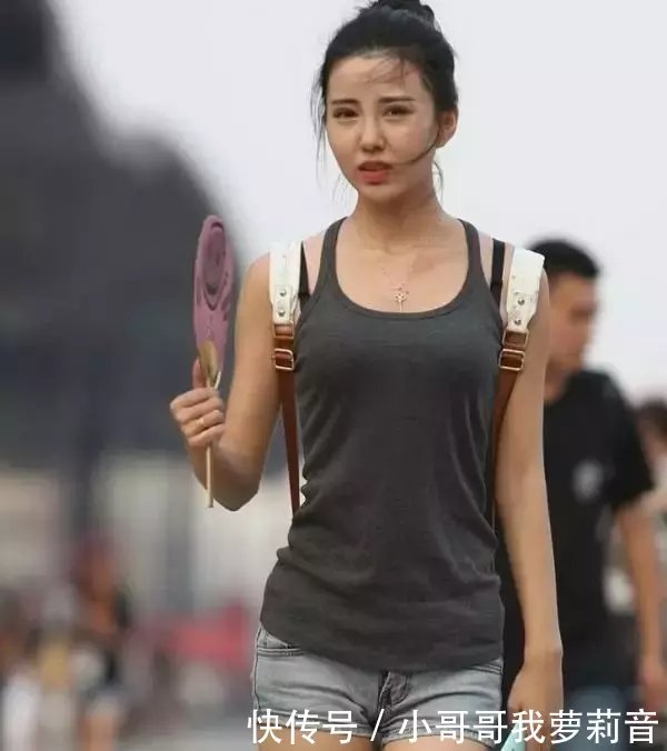 路人街拍:淑女姐姐参加活动,紧身吊带小热裤,大