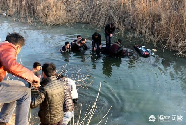 意外落水九旬老人跳河救人,老年人见义勇为该
