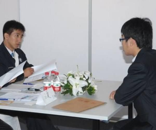 面试官:上边毛,下边毛,中间一个黑葡萄!女子说